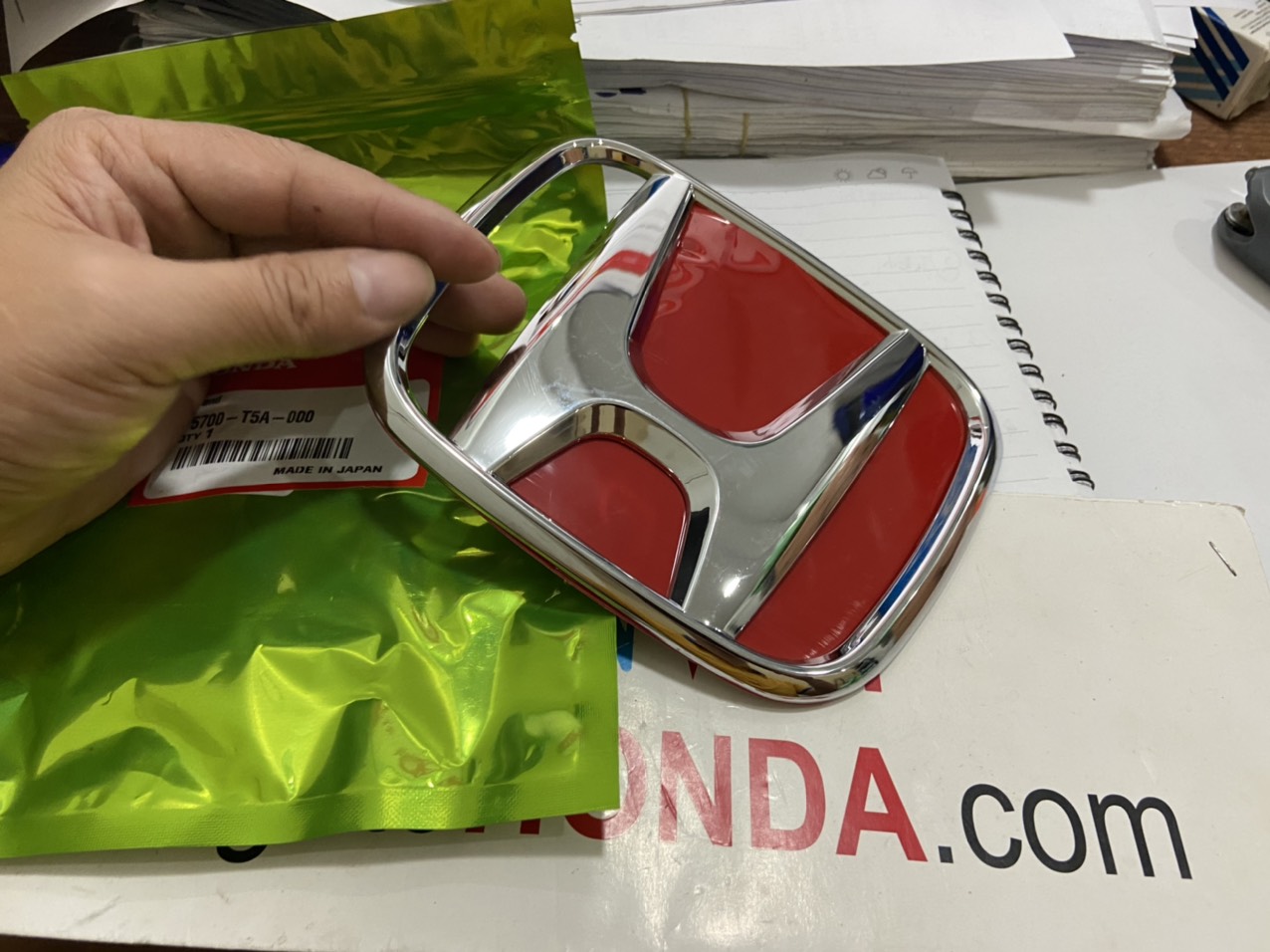 Lô gô trước xe Honda HRV